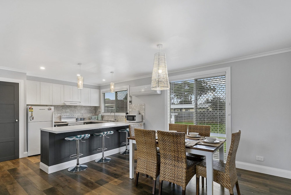 Settle in on 260 Settlement in Cowes view 5