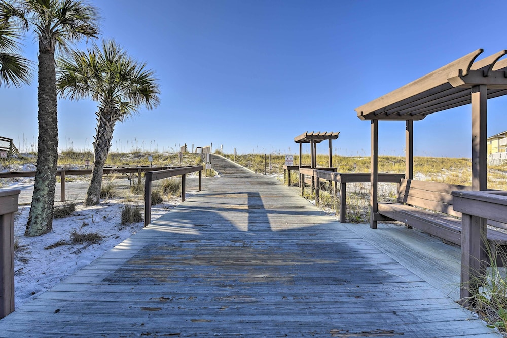 Walk to Beach: Resort Retreat w/ Balcony in Destin