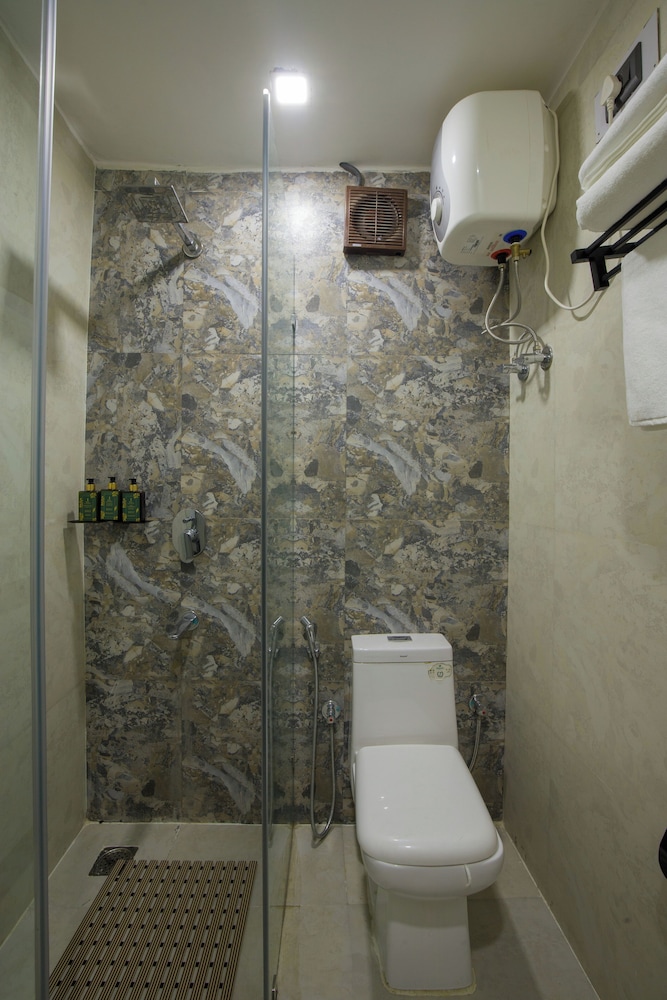 ELIVAAS 5-BHK with Luxe Mudhouses, Tents, Pond & Pvt Pool | Kaimalgarh Farmstay