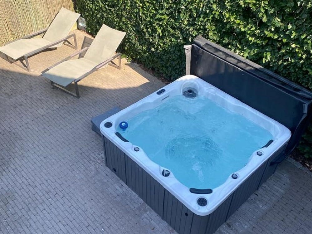 Beautiful Villa with Sauna & Hot Tub in the Region Haspengouw view 3