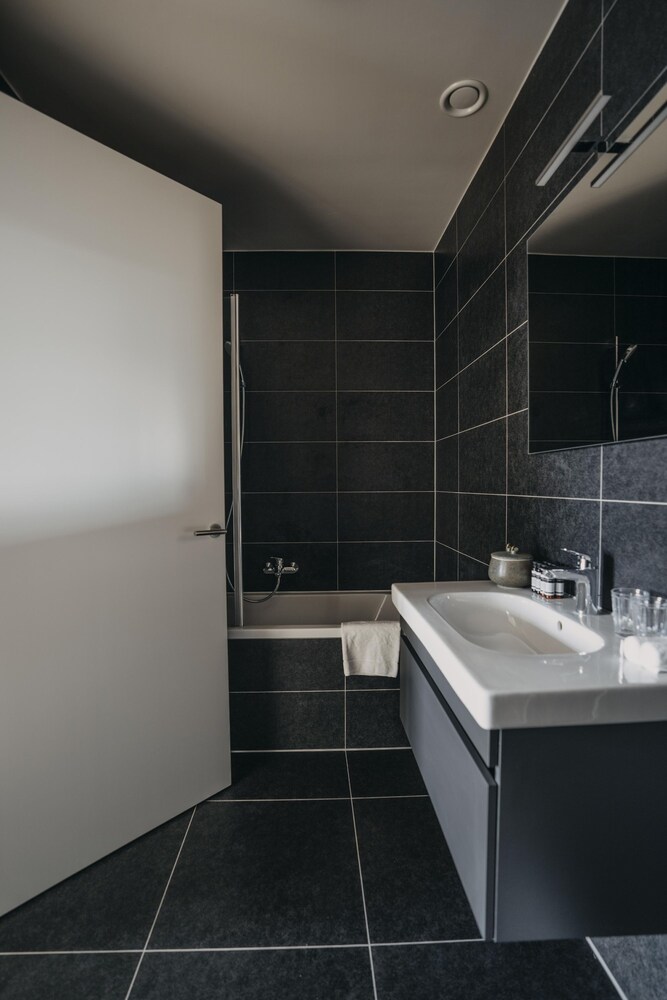 Huswell - The Tide - Stylish Sea View Apartment for 4 - Prime Location With Private Parking