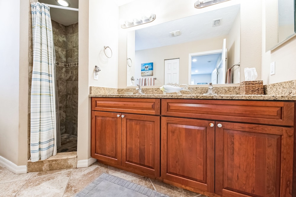 Comfy Home W/ Heated Pool Near Siesta Key Beach 2 Bedroom Home