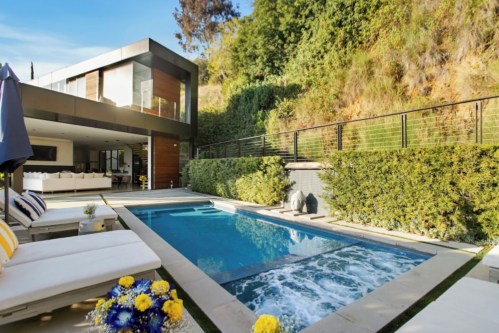 Belfast Estate - Mid-century Meets Modern - Luxe Poolside Villa