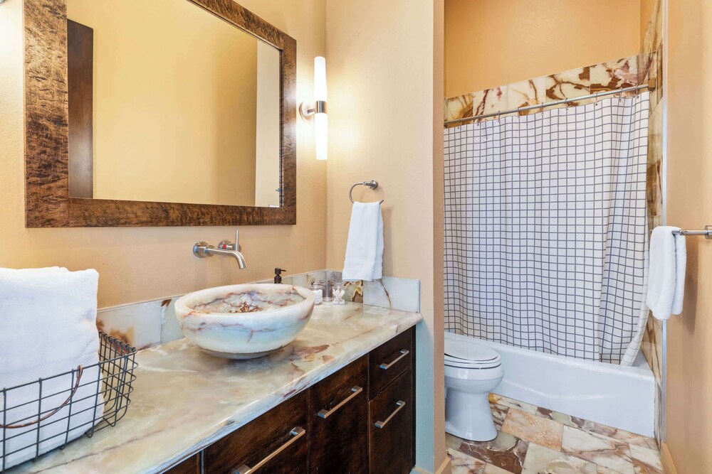 Luxury 4BR Hilltop Retreat Hot Tub & Scenic Views