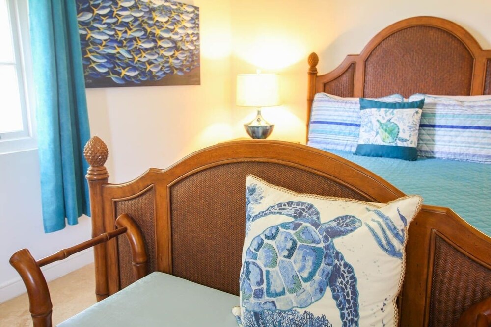 Ocean views apt with shared rooftop pool: Beacon Hill Surf by BSL Rentals