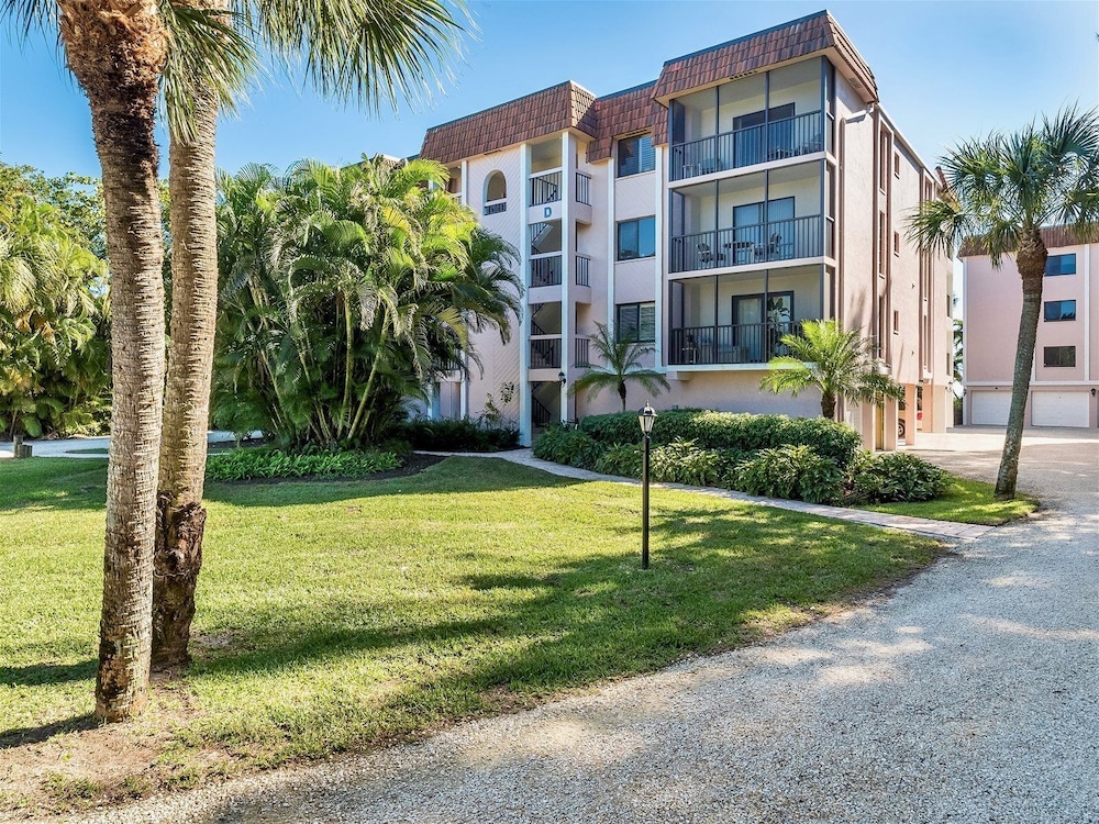 Shorewood Condos by Dream Vacation Rentals