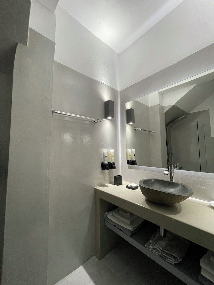 Zoumis Residence