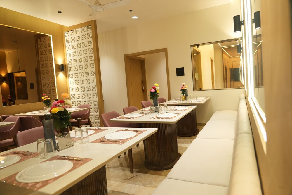 Hotel The Grand Om Krishna