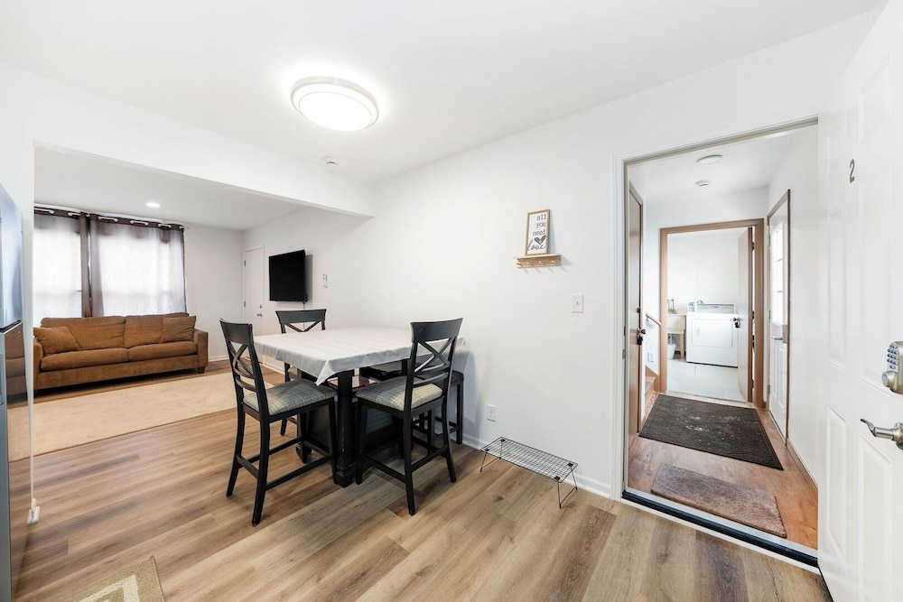 Renovated Apt w/ A/c, Wifi & Free Parking