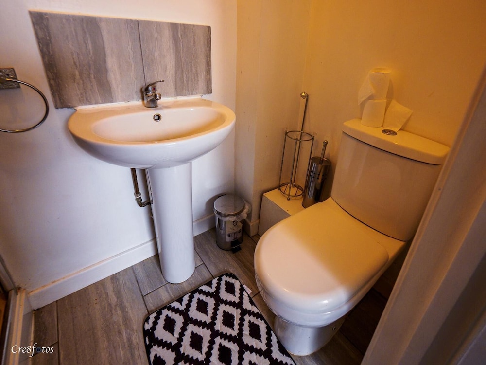 Ensuite1 Woodhouse private bath 2kitchen