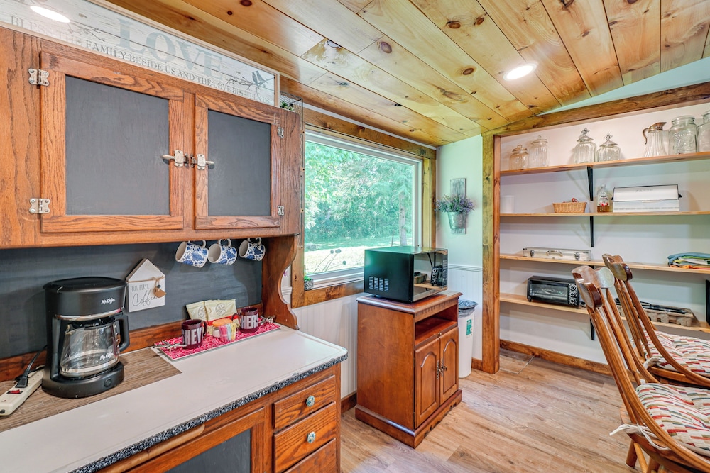 Riverfront Cabin - 6 Mi to Great Smoky Mtns NP!
