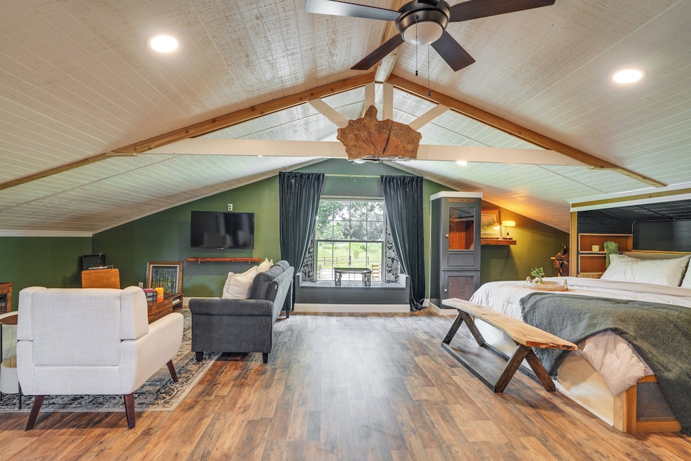 Cozy Altoona Studio w/ Fire Pit: Farm On-site!
