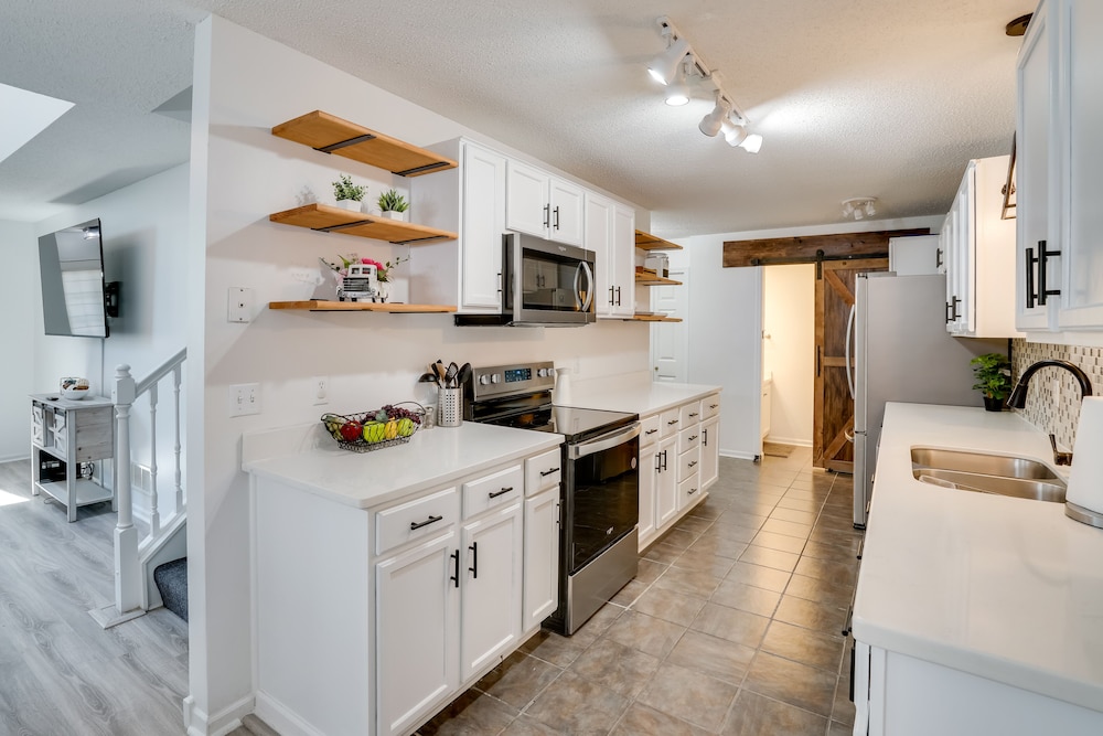 Charming Minnesota Townhome - Near Beach & Golf! view 5