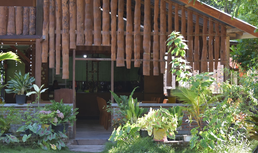 Del Mar Home Stay and Cafe