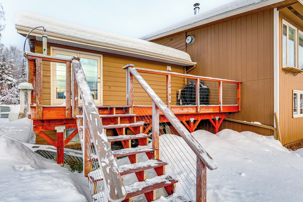 Riverside Retreat: Cozy Fairbanks Home w/ View
