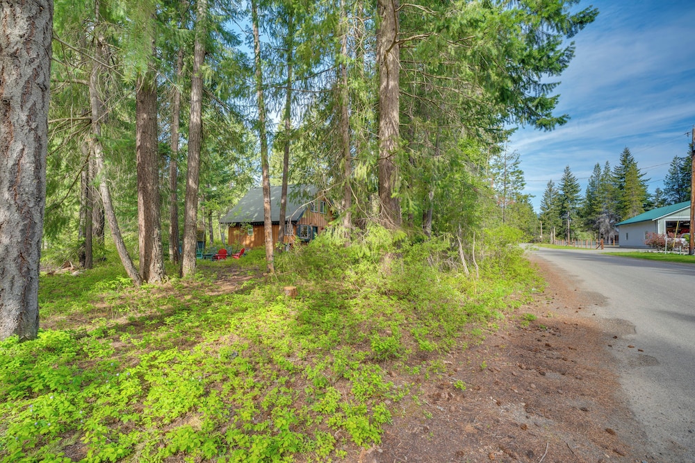 1 Mi to Lake Easton: Cozy Cascades Cabin!