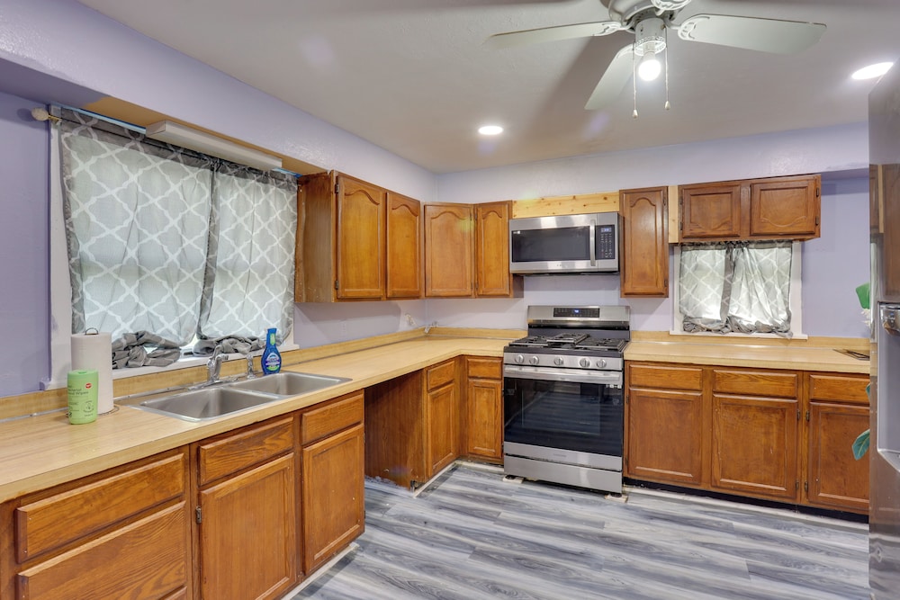 9 Mi to Hersheypark: Spacious Home w/ Deck