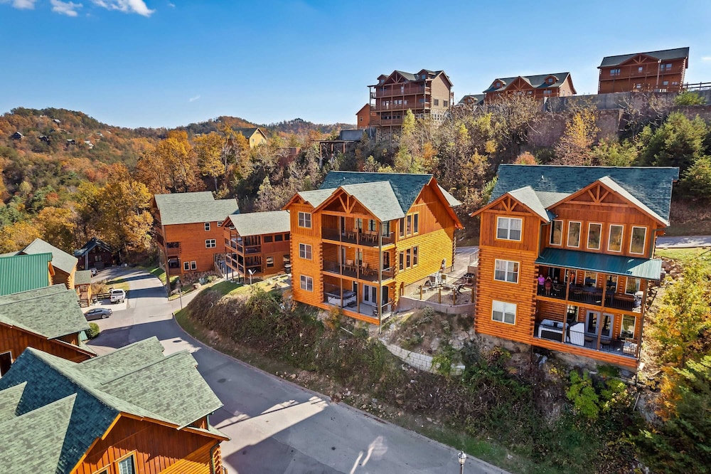 All Fun & Games by Avantstay Indoor Pool, Game Room, Theater, Mountain Views Near Pigeon Forge & Dollywood