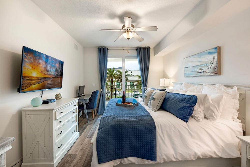 Fall Retreat Condo w Heated Pool Hot tub Pier Pk