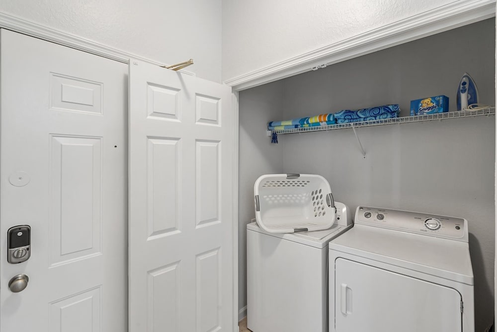 Hakuna Hideaway: 5 Mi To Disney! 1st Floor, Lion King Room & Resort Pool 3 Bedroom Condo