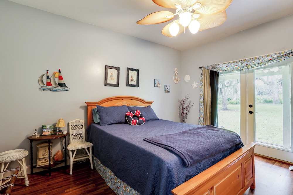 1/2 Mi to Sapelo River: Family Home w/ Large Yard