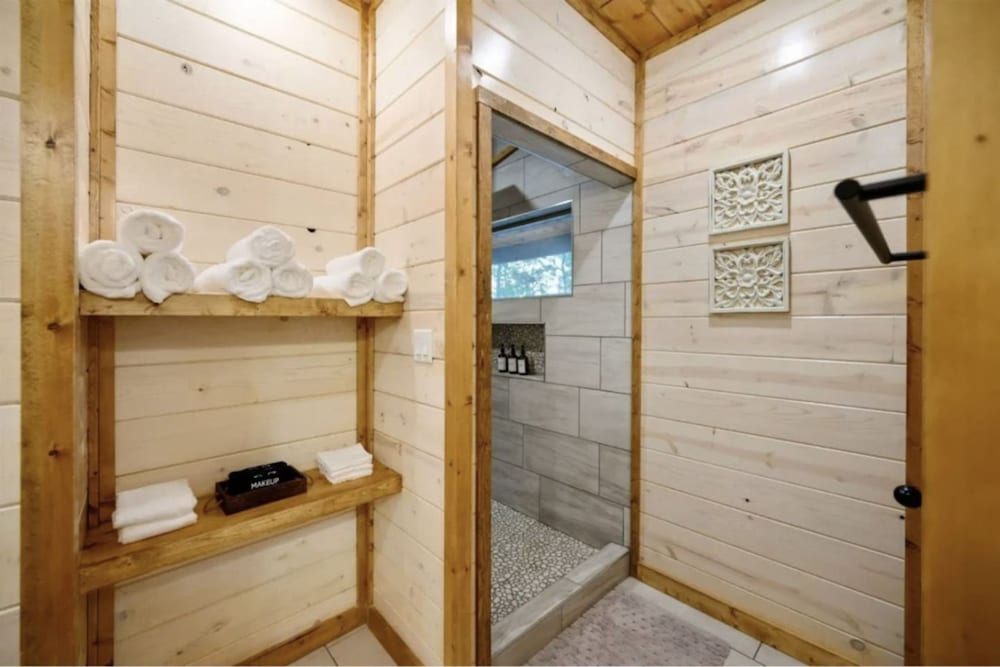 Whispering Winds Luxury Cabin in Hochatown