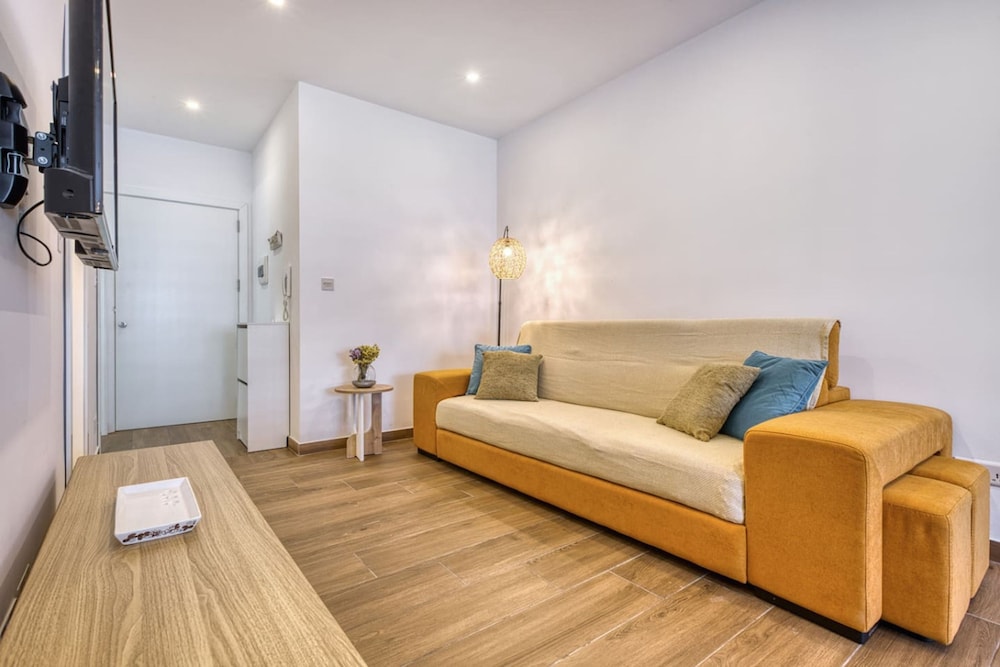 Qala Tranquil Escape - Stylish With Terrace AC