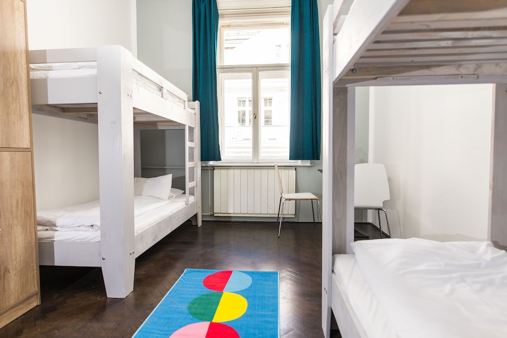 2B Hostel & Rooms
