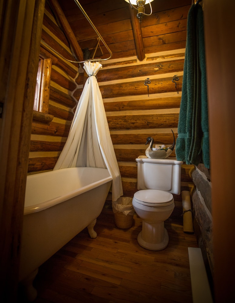 Storm Mountain Lodge Cabins & Dining