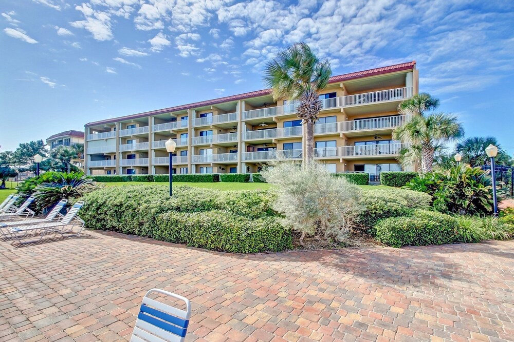 Ocean View Condo, Easy Acces to the Pool and Private Walkway to the Beach by RedAwning