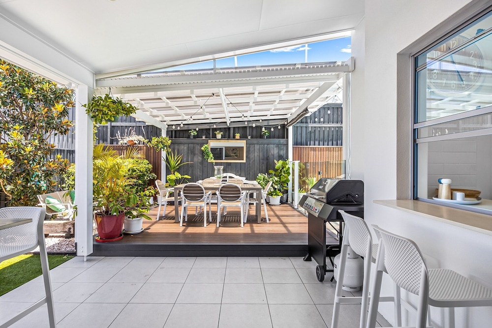 Premium 4-bed Coastal Escape With BBQ and Pool