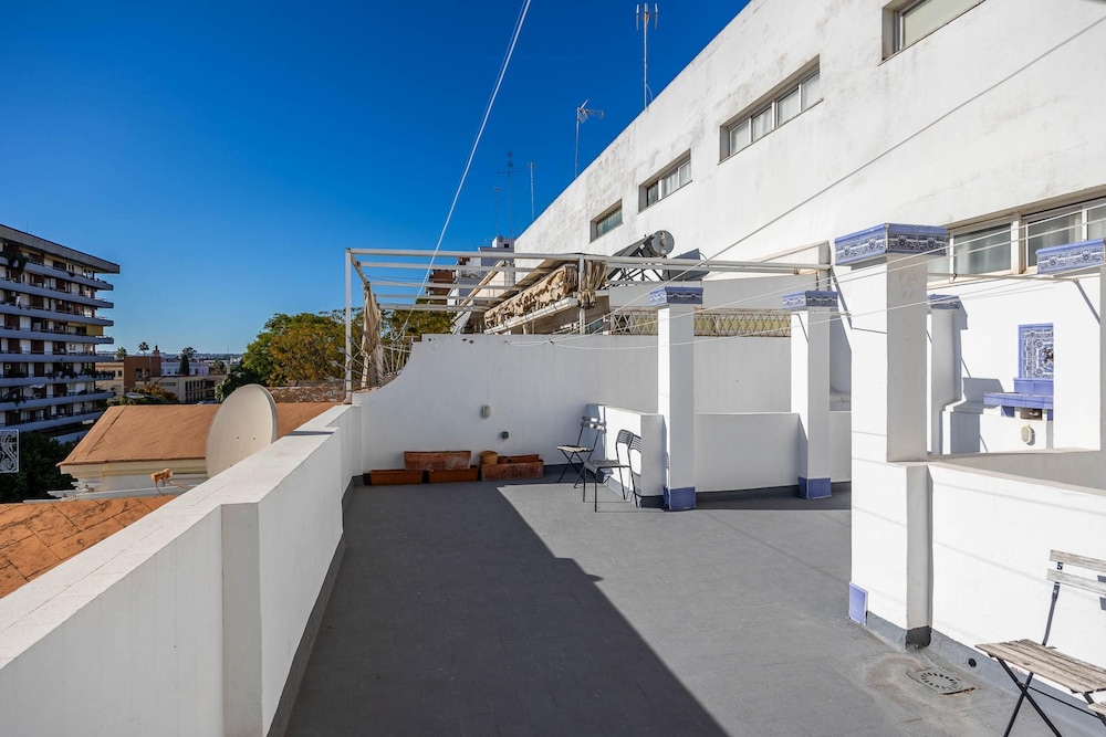 Cheerful 6 Bedroom House in Seville With Terraces