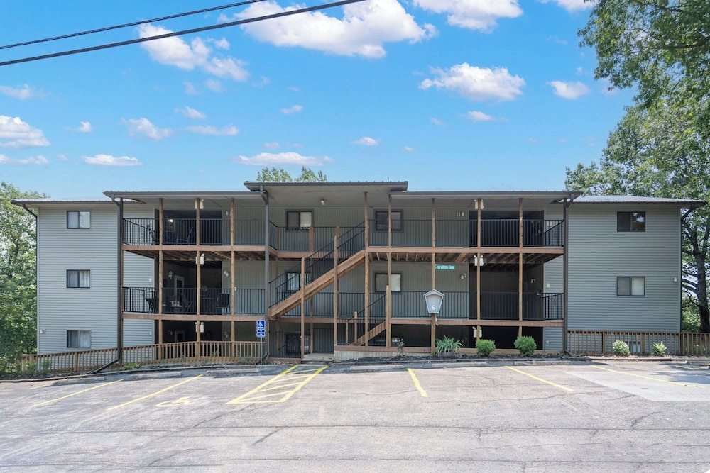 Black Bear Lodge - 1 Mile From Silver Dollar City view 3