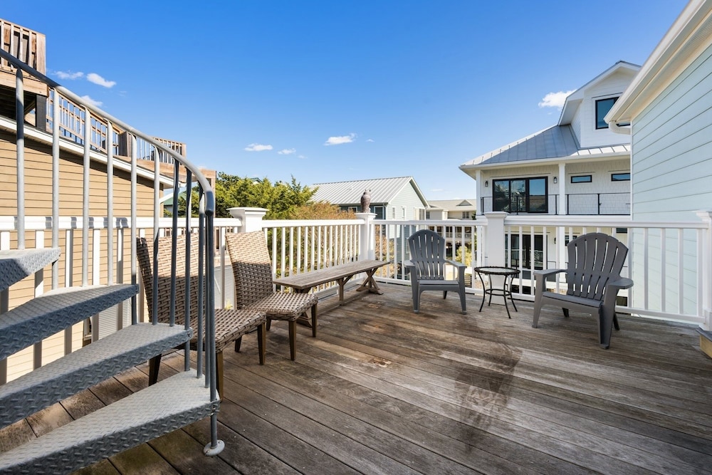 Santorelli's Seaside Serenety 4 Bedroom Home