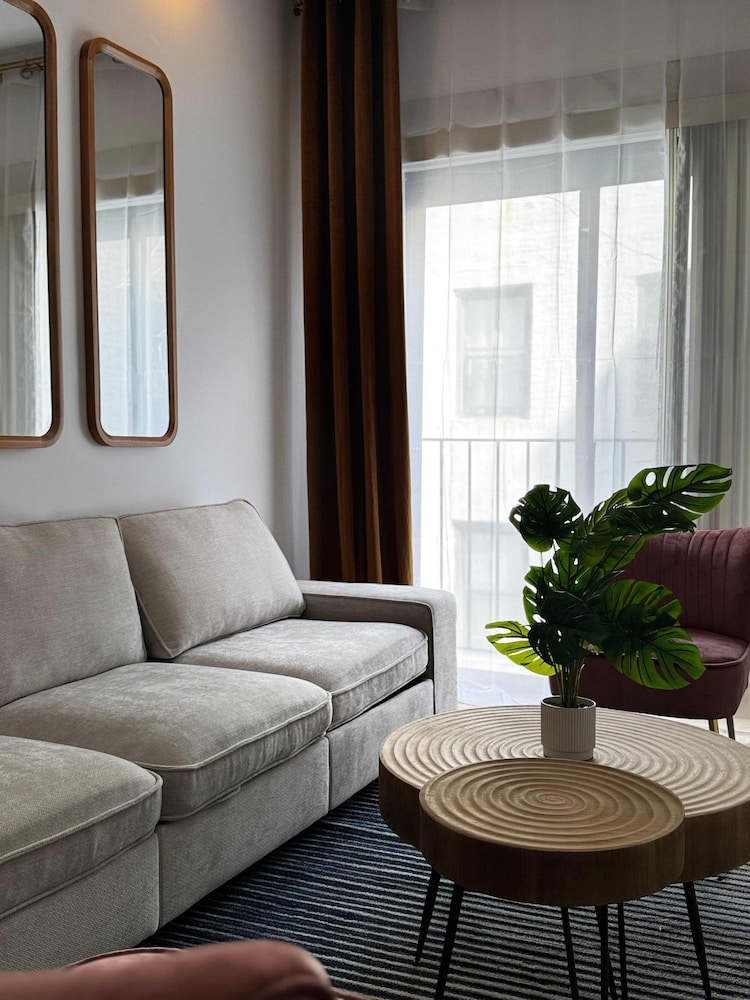 Spacious Brand new Fully Furnished 2-bedroom in Prime Murray Hill Move-in Ready