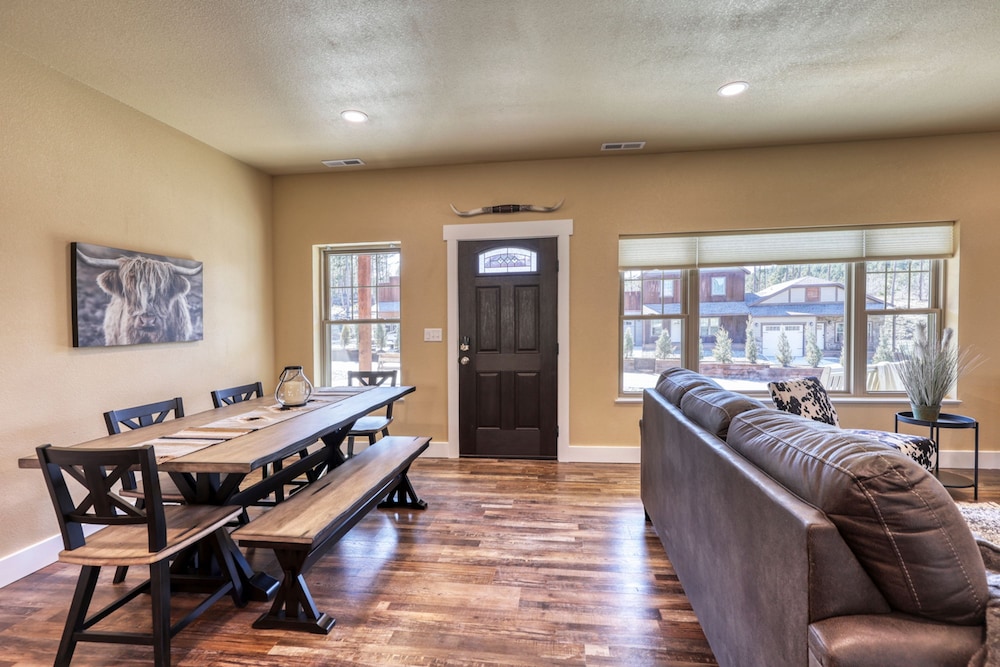 Modern Condo Near BH Attractions-garage Parking