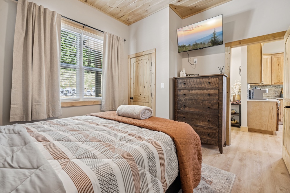 Bear Cheeks 4 Bedroom Cabin