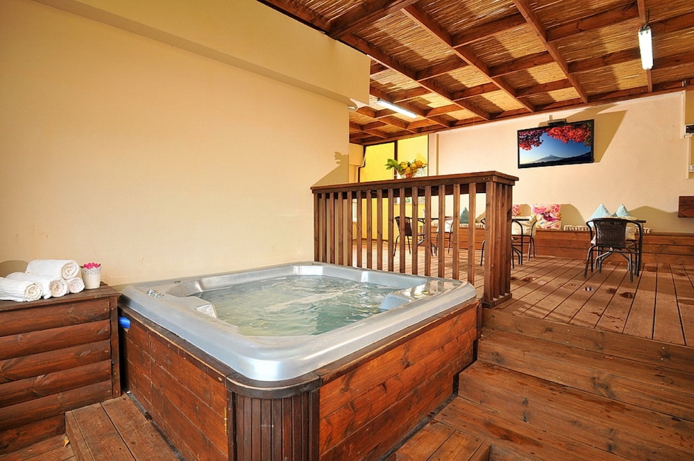 Mul Kineret Suites