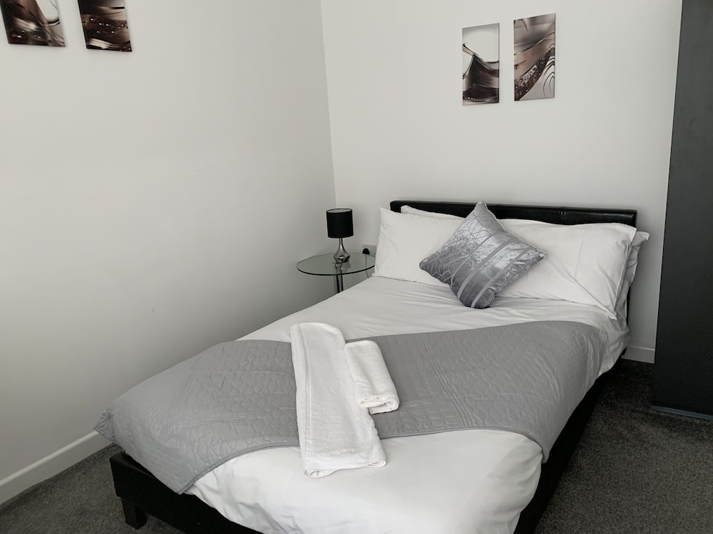 Beautiful 3-bed House in Wolverhampton view 2