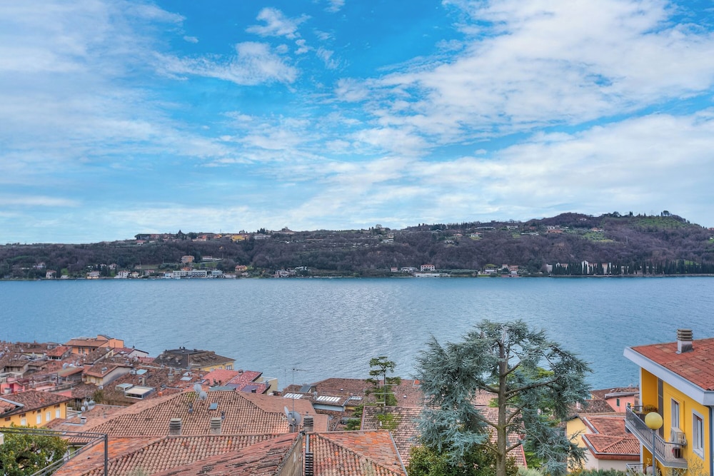 Mirabella Lake View & Private Parking