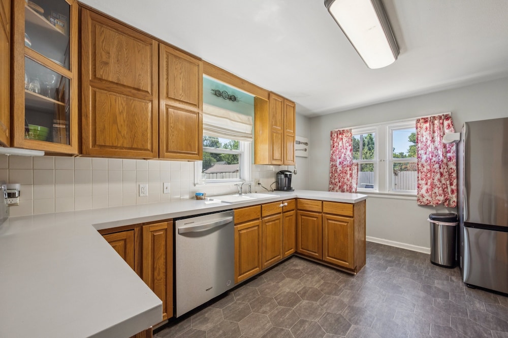 Charming Home Near Unc & Dt Greeley 5 Bedroom Home