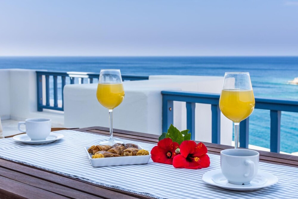 Inviting 8-bed Villa in Ermoupoli - Villa Blueros view 5