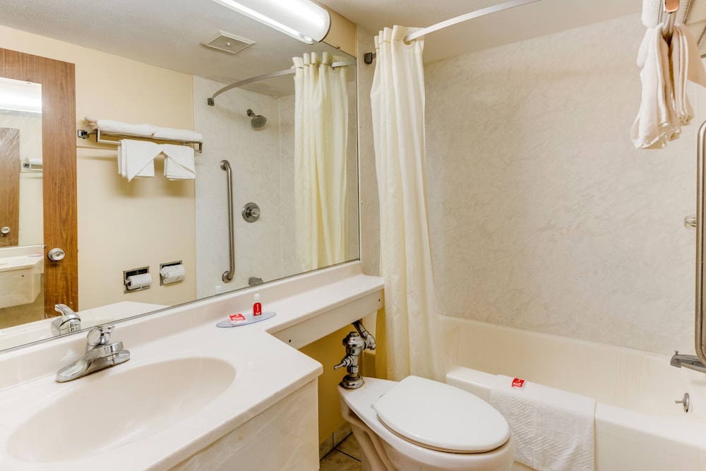 Binghamton Vacations - Econo Lodge Inn And Suites - Property Image 2