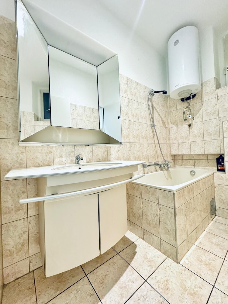 Affordable 5BR Apt Near Atzgersdorf