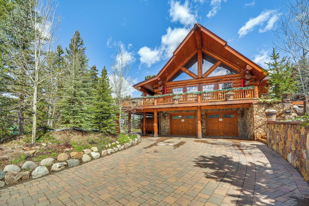 Sauna & Hot Tub: Mtn-view Retreat in Silverthorne!