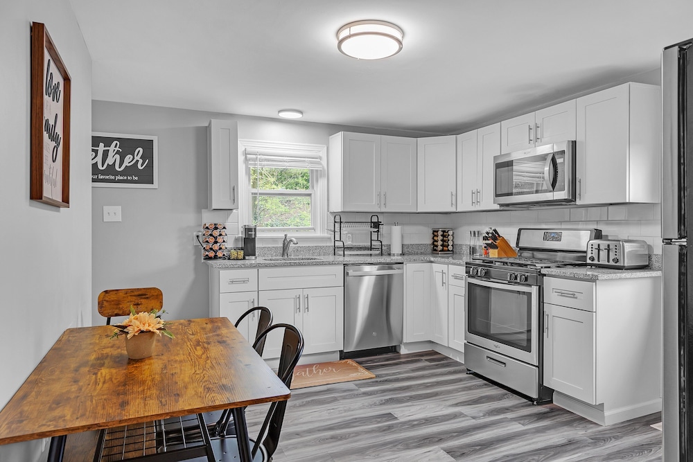 Pet-friendly 4br Near Kennywood & Pittsburgh 4 Bedroom Home