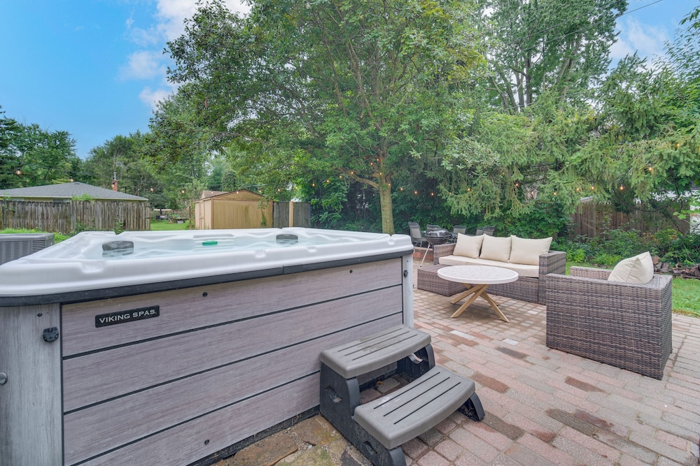 < 1 Mi to Lake Erie: Home w/ Hot Tub & Game Room!