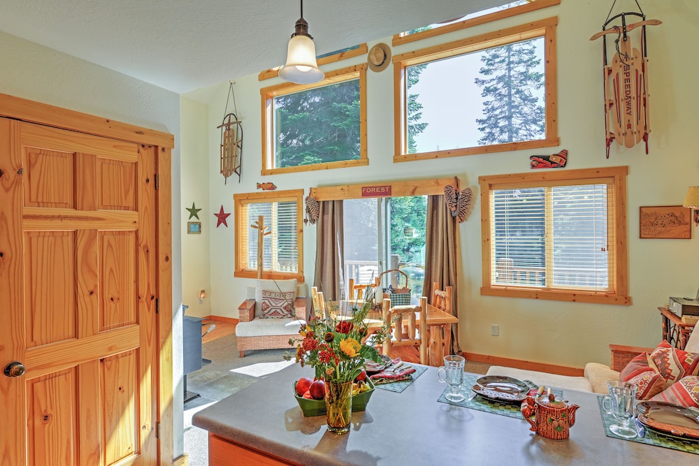 Klamath Falls Vacations - Bright Klamath Falls Cabin w/ Deck Mtn Views! - Property Image 10