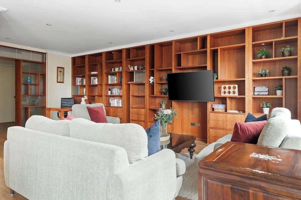Stylish & Cozy 4BR Retreat With Free Parking