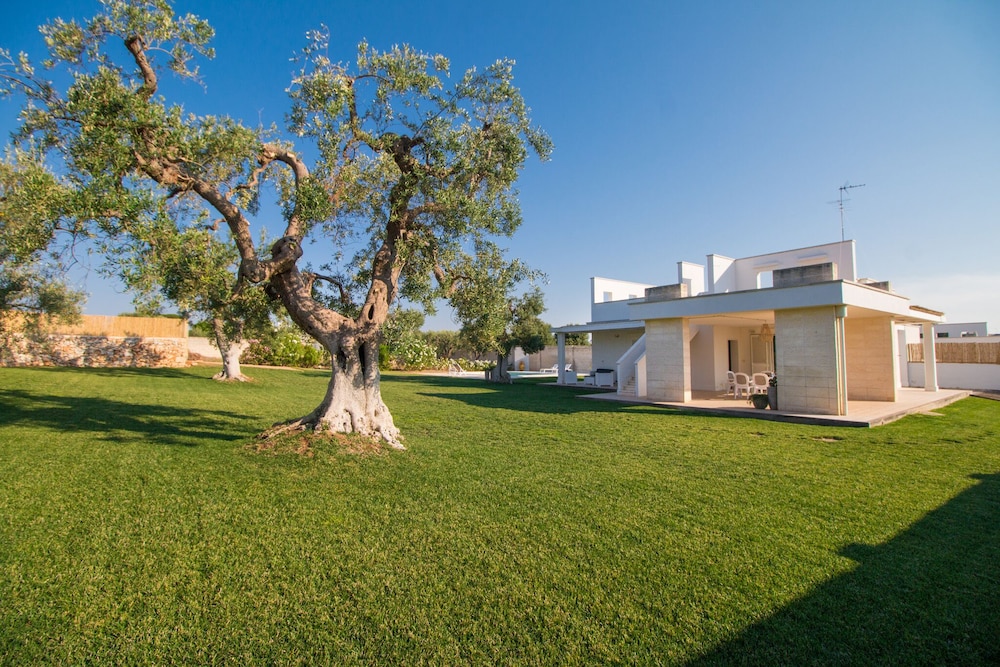 TD Villa Patrizia Pool & Alfresco Kitchen view 5